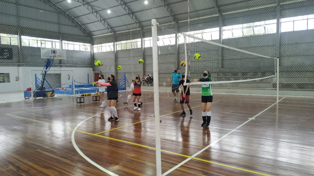 Vôlei na Escola: Benefícios, Desenvolvimento e Como Implementar