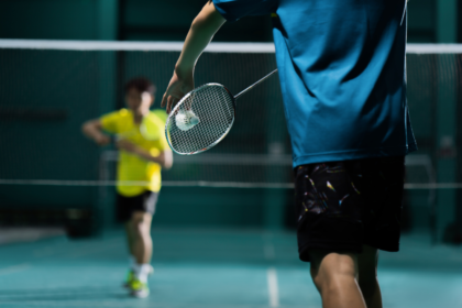 Quais são as regras básicas do badminton?